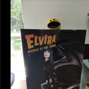 Enesco Elvira Mistress of the Dark Limited Edition 1/4 scale statue.  New